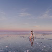 Свадебная прогулка в отдельный день на соленом озере. Закат