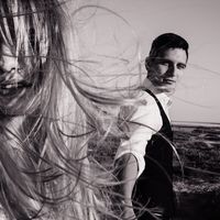 Свадебная прогулка в отдельный день на соленом озере. черно белый портрет