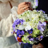 Букет невесты для зимней свадьбы из фиалок и орхидей