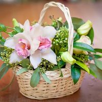 Корзинка с орхидеями станет украшением вашей свадебной церемонии,банкета