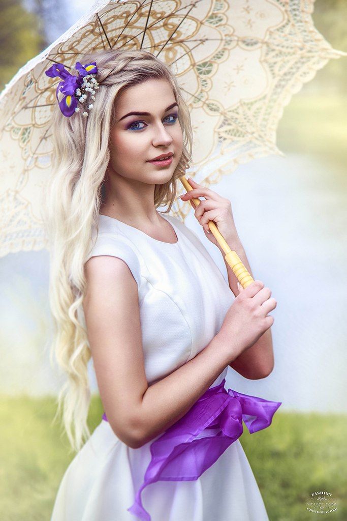 Невеста держит в руках бежевый кружевной зонтик а волосы украшает цветок ириса и белая птармика - фото 2524193 Флорист Верещагина Ирина