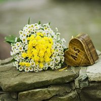 Шкатулка под кольца и ромашковый букет невесты