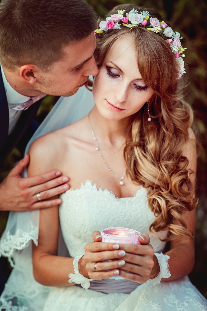 Невеста с прической из низко падающих локонов , с классическим свадебным макияжем - фото 3428225 KFey