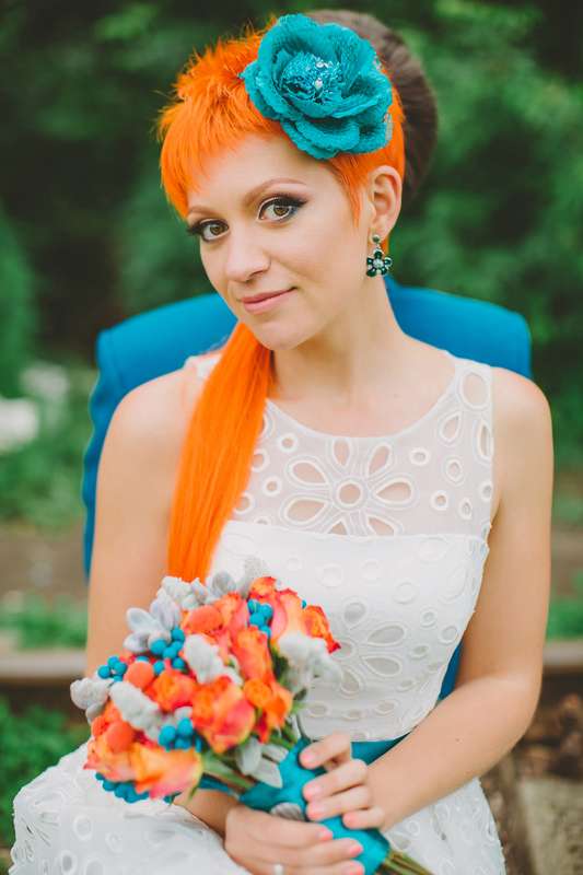 Причёску невесты украшает ярко-бирюзовый цветок ручной работы из шелка и кружева - фото 3332997 Фотограф Екатерина Огарская