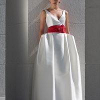 Salvadore: экстравагантное платье для смелой невесты! Прямые и строгие линии юбки, изящное декольте, яркие детали – для тех, кто ищет вдохновения в форме!
Ткани и материалы: сатин-микадо
Цвет: платья: белый, жемчужный, кремовый 
Идея: цвет пояса ( а он