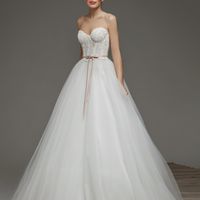 Lilu
Легкое и романтичное, пышное свадебное платье с оригинальной линией декольте. Юбка выполнена из множества слоев мягкого английского фатина. Корсет выполнен из фактурного кордового кружева с плотным цветочным узором.  Это платье создано для  воздушног