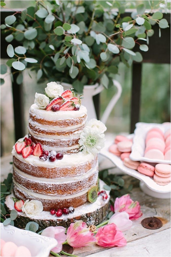 Двухъярусный торт на белом креме украшен ягодами и цветами. - фото 2370136 ann_tag