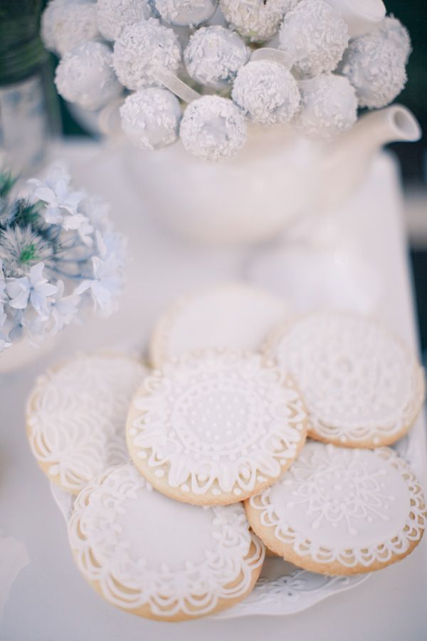 Печенье, украшенное белой глазурью и ажурным рисунком, на белой подставке - фото 1713331 Студия свадеб Oh Marriage