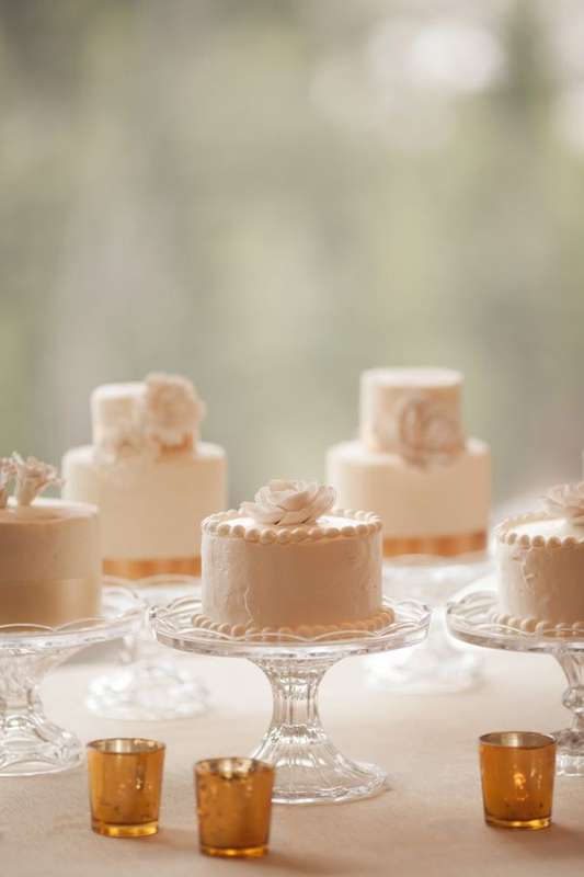 Свадебные тортики на высоких подставках, украшенные съедобным ожерельем и сахарными цветами  - фото 1882409 Компания "Тортиk" - свадебные торты на заказ
