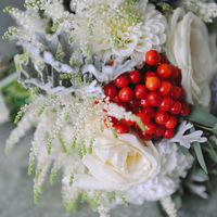 Букет невесты из белых астр, роз и красных ягод калины 