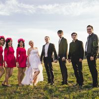 Невеста, жених, их друзья и подружки в розовом