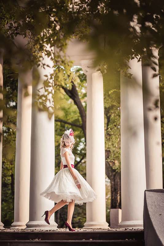 Портрет невесты, короткое платье, вуаль, бордовый цвет, колонны - фото 2739983 Надежда Маннаникова фотограф