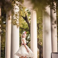 Портрет невесты, короткое платье, вуаль, бордовый цвет, колонны