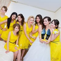 Невеста и её подружки в желтом