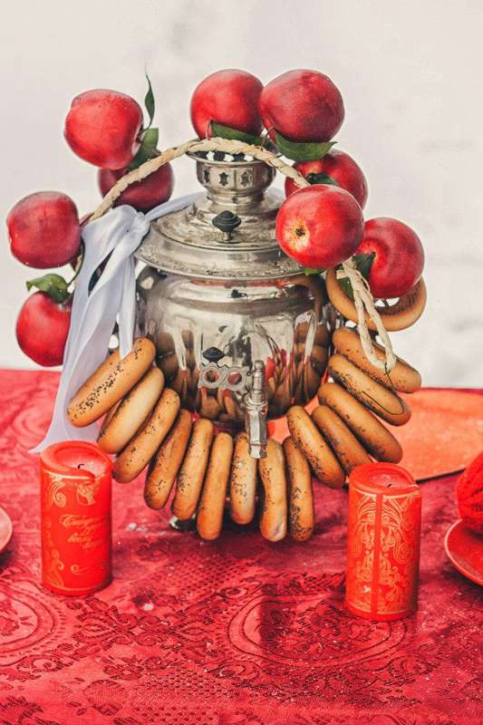 На красной скатерти стоят красные свечи, самовар, баранки и красные яблоки - фото 2575385 Свадебный фотограф Наталья Иванова