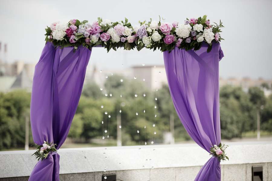 Свадебная квадратная арка для выездной церемонии на природе, украшенная сиреневой ткань с цветами - фото 3427629 MilaВride