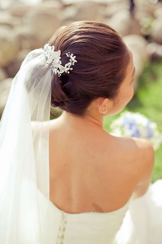 Нежный свадебный образ невесты подчеркнут прической на длинные волосы, которые собранные в  локоны, украшенные фатой и - фото 1775177 Teplo Event Bureau