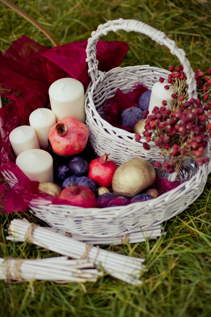 Оформление фотосессии свадьбы в стиле бохо: белые корзины с белыми свечами, инжиром, гранатами, цветами - фото 1775191 Teplo Event Bureau