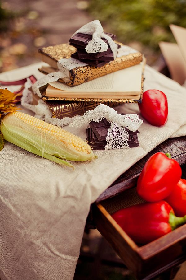 Оформление осенней фотосессии свадьбы в стиле рустик: книги, шоколад, украшенный кружевом, овощи на столе, украшенном белым - фото 1775209 Teplo Event Bureau