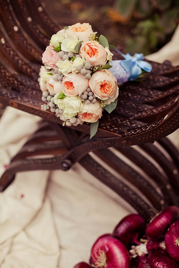 Букет невесты из розовых роз Дэвид Остин и белых роз, серой брунии и зеленого котинуса, декорированный голубым атласным бантом  - фото 1775241 Teplo Event Bureau