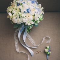 Букет невесты из голубых гортензий, мускарий, белых орхидей и роз
