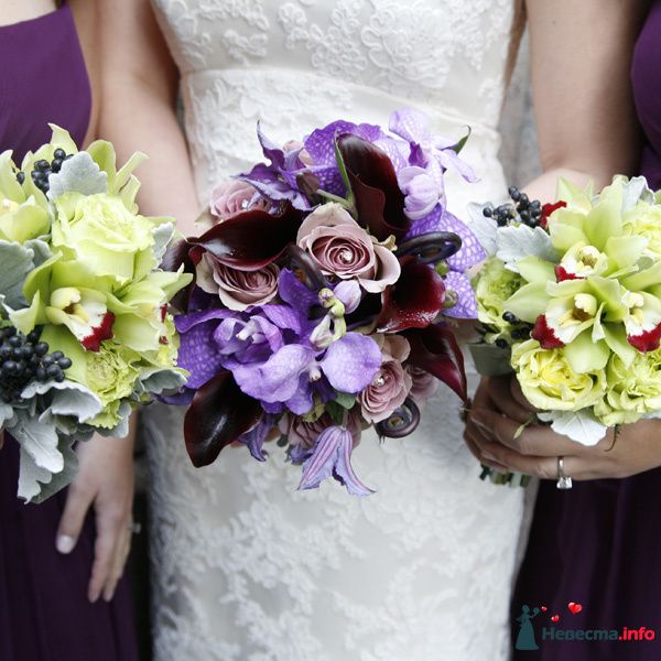 Букет невесты и подружек невесты из бордовых калл, сиреневых роз, фиолетовых и зеленых орхидей, черно-синих ягод вибурнума и - фото 150382 LanaLana
