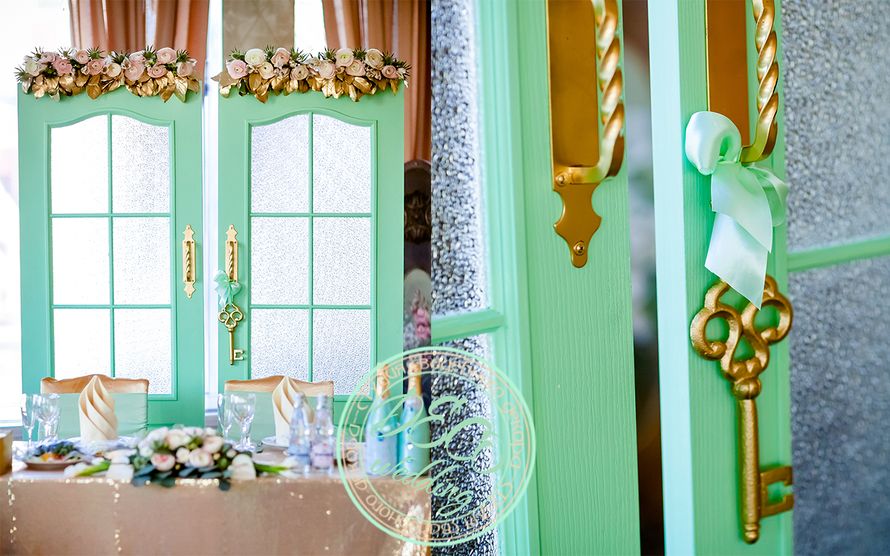 Бэк президиума в мятно-золотом цвете, двери в новую жизнь - фото 2151000 Deco wedding - студия свадебного декора