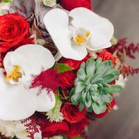 Орхидеи фаленопсис и красные розы Девида Остина прекрасное сочетание классического красного и белого.