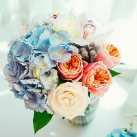 Букет невесты из розовых и белых роз, голубых гортензий и белых орхидей