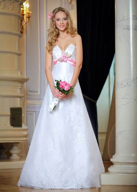 Невеста в классическом прямом кружевном платье со шлейфом, без бретелей, с розовой атласной лентой под грудью  - фото 2288398 Свадебный салон "Амур-НТ"
