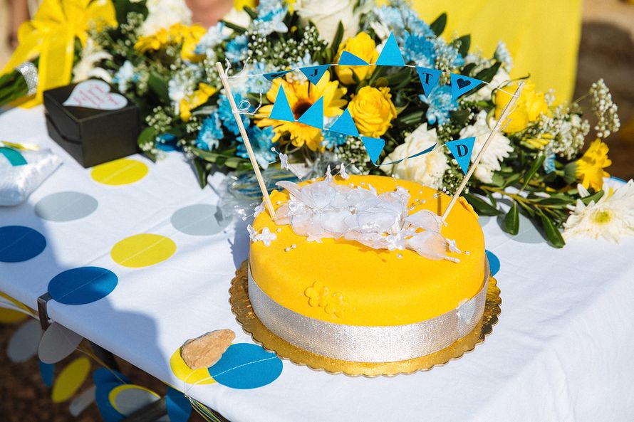 Свадебный торт желтого  цвета, сверху украшен белыми цветами, и инициалами.   - фото 3404885 Маруська-Маруська