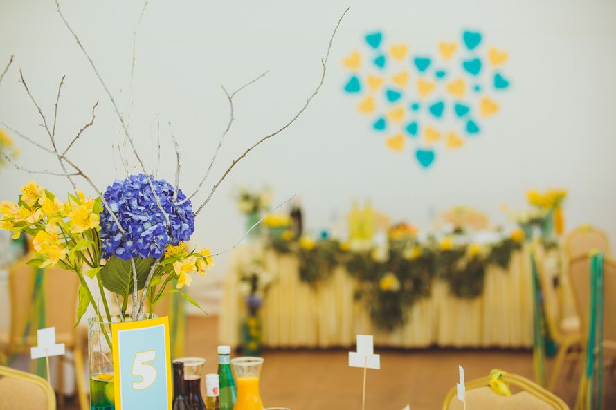 Букет из синих гортензий и желтых фрезий в стеклянной вазе с лимонами. - фото 3212245 Marcipanovaia
