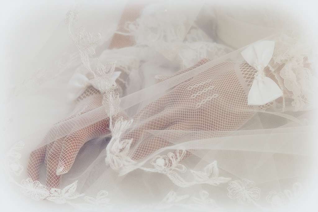 На руках невесты белые сетчатые перчатки с атласными бантами - фото 1826377 Професиональный свадебный фотограф Глухеньких Аркадий