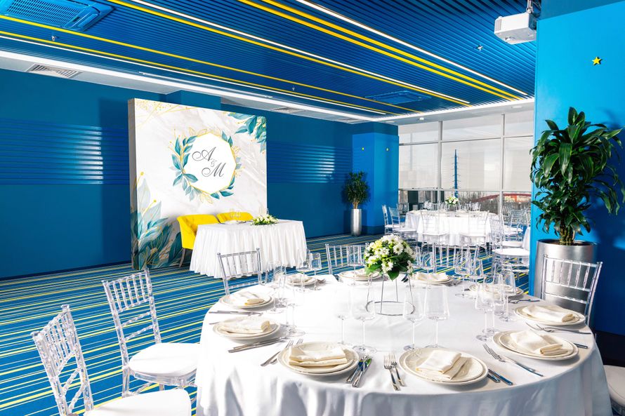 Зал «Лира» рассчитан до 40 гостей. Новый зал ресторанного комплекса в сине-желтых тонах. Имеет панорамное остекление, которое при желании можно закрыть плотной шторой. - фото 19417830 Ресторанный комплекс Вега - Веранда Гуси-Лебеди