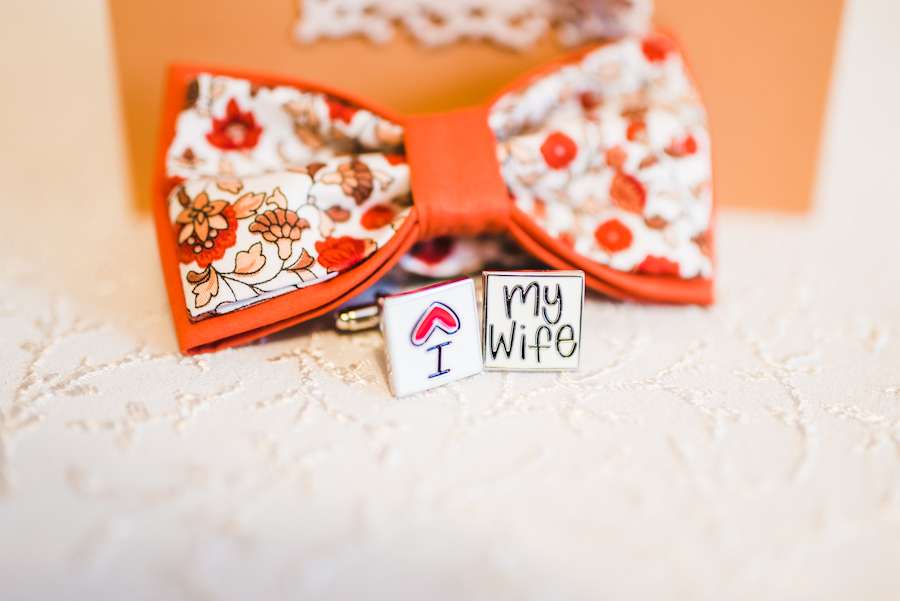 Оранжевый галстук-бабочка с цветочным принтом и серебристые запонки с надписями - фото 3662355 Svetskaya