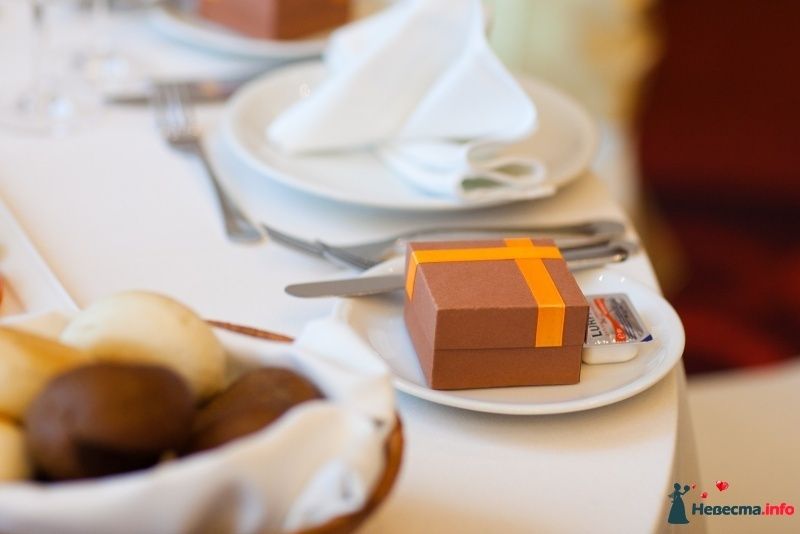 Бонбоньерка в виде коробочки со съемной крышкой коричневого цвета, украшенная оранжевой лентой. - фото 298185 Oksik