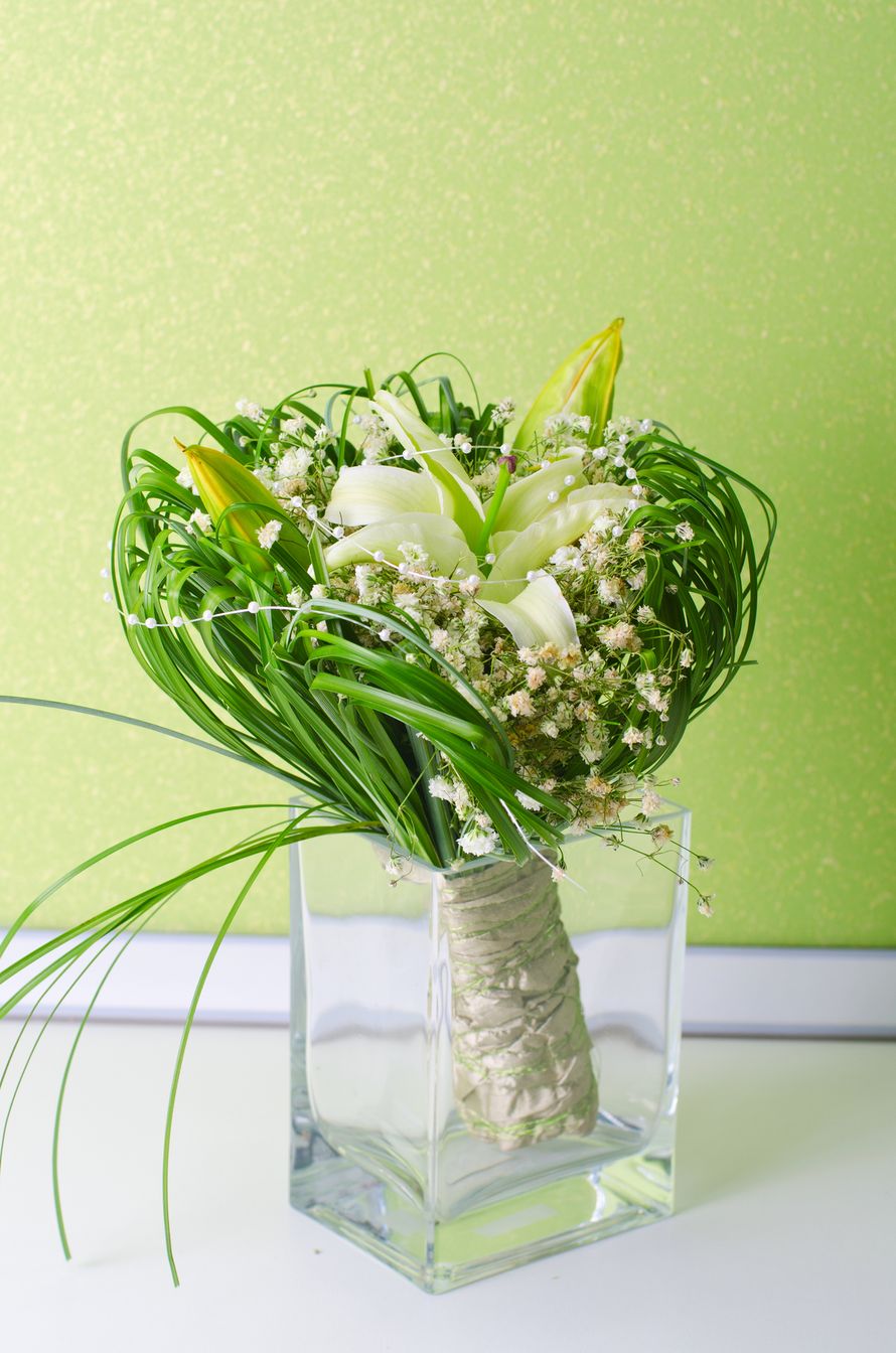 Оригинальный букет невесты из белых лилий, гипсофилы и зеленого берграсса, декорированный белой лентой  - фото 1850677 Салон флористики Magique Fleur
