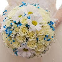 Букет невесты из белых ромашек роз и ромашек с голубым лимониумом