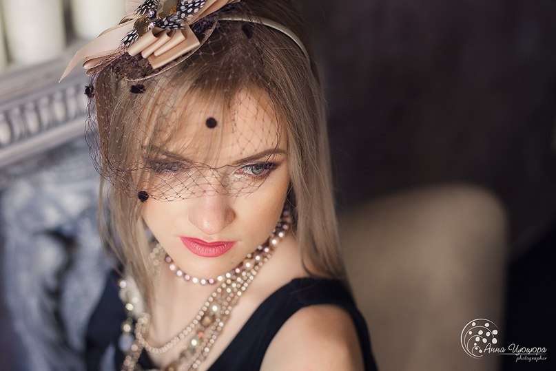 Причёску невесты украсила бежевая вуалетка с атласными бантами, перьями и чёрной вуалью с мушками - фото 2967747 Makeup Time - студия стилистов
