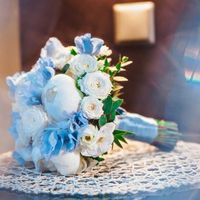 Букет невесты из голубых гортензий, белых роз и пионов
