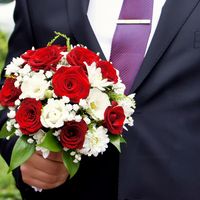 Букет невесты из белых ромашек и красных роз