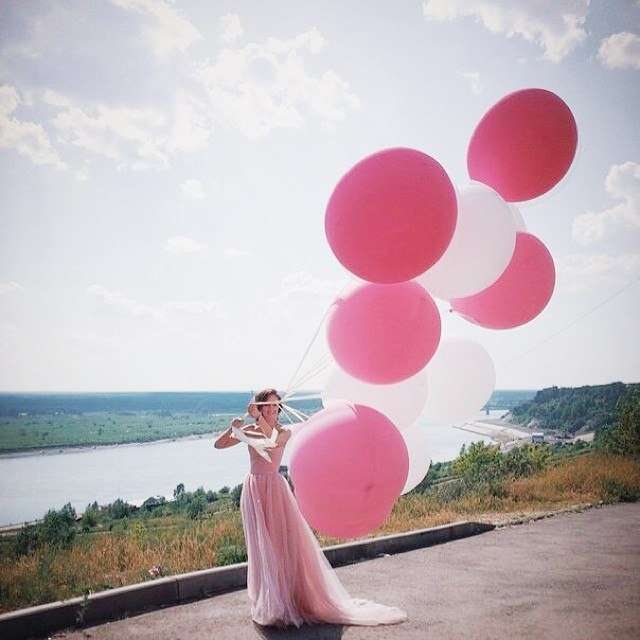 Невеста держит большие белые и розовые воздушные шары - фото 2673825 svad'ба скоро