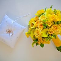 Яркая летняя лимонная свадьба: букет невесты