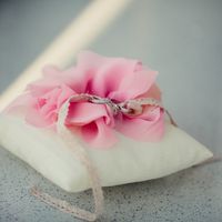 Подушечка для колец с пышным розовым цветком