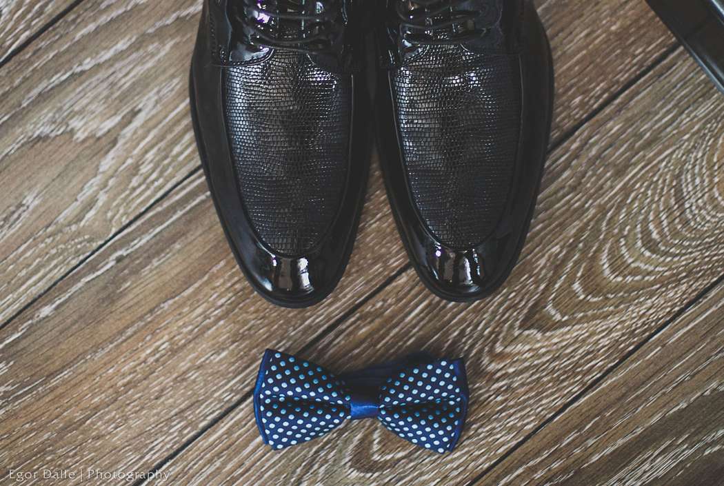 Темно-синяя галстук-бабочка в голубой горох и черные туфли с круглым носком на шнурках  - фото 3037731 Егор Даль - Свадебный фотограф