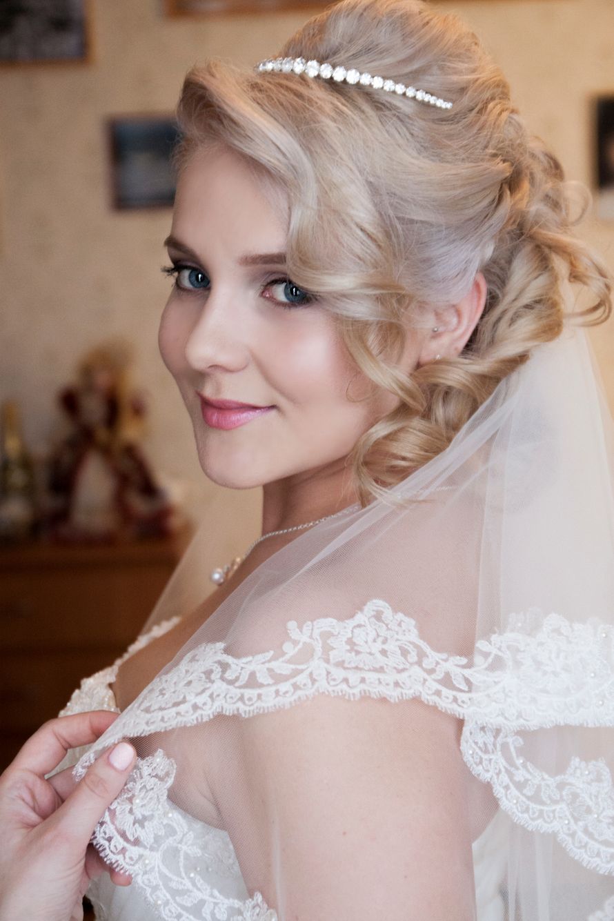 Невеста с прической из полу распущенных волос уложенных на бок, с классическим макияжем - фото 2938689 Свадебный фотограф Мария Романова