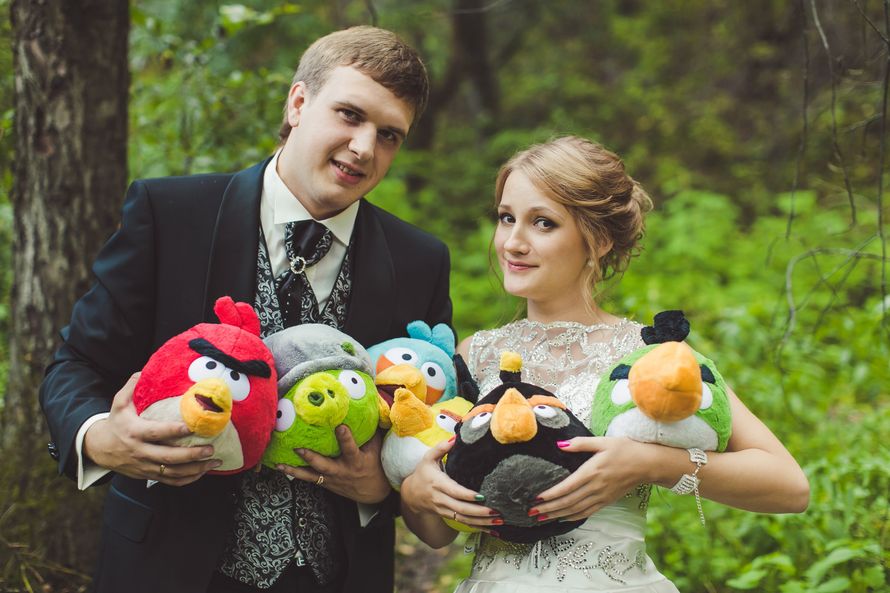 Невеста и жених держат игрушки "Angry birds", фотосессия летней свадьбы - фото 1934075 Дмитрий Рэй фотограф