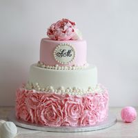 Нежный торт с розовыми рюшами и бусинами