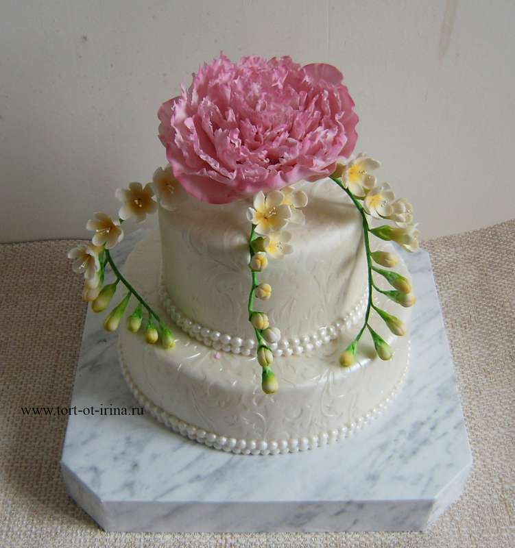 Свадебный торт на 8 кг с пионом и фрезиями. Цветы съедобные. - фото 2192268 Мастерская тортов Ирины Шефер
