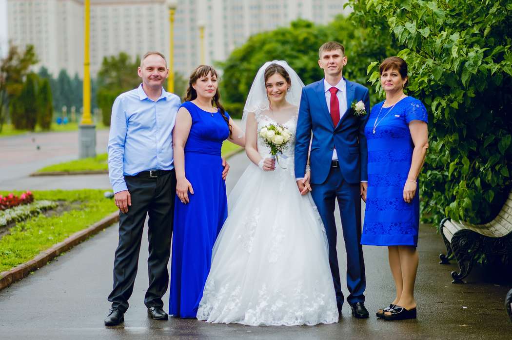 Были на свадьбе сына. Жених и невеста в синем. Образ на свадьбу. Жених на свадьбе. Фотосессия с родителями на свадьбе.